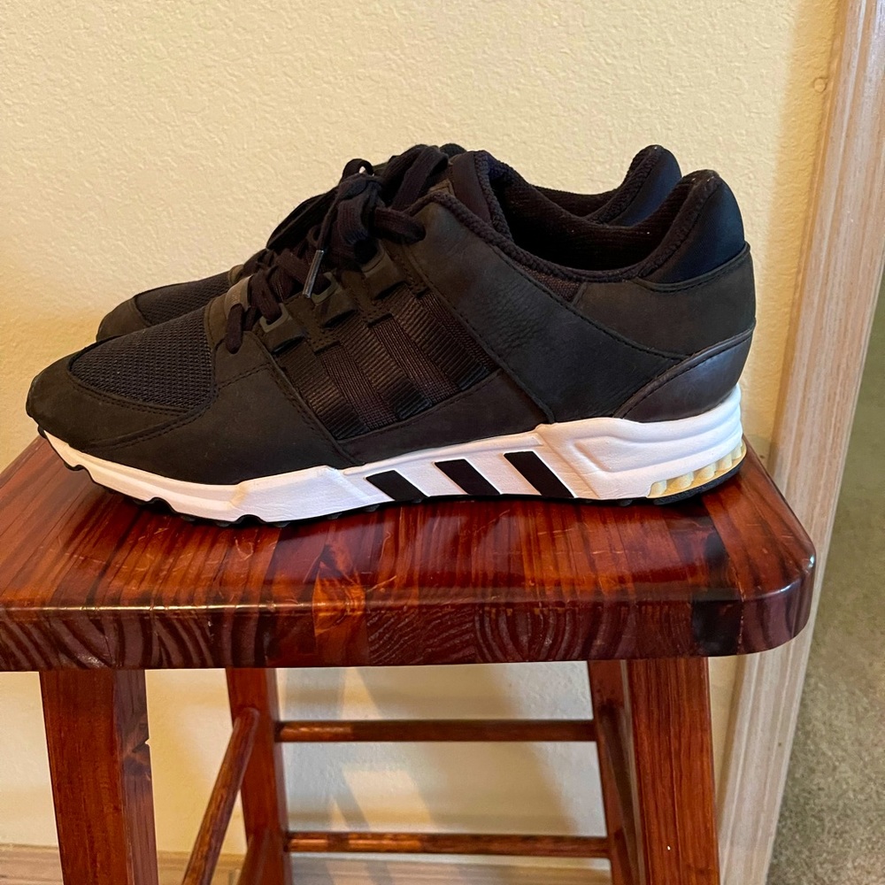 New low cut adidas  size 12 Mens
